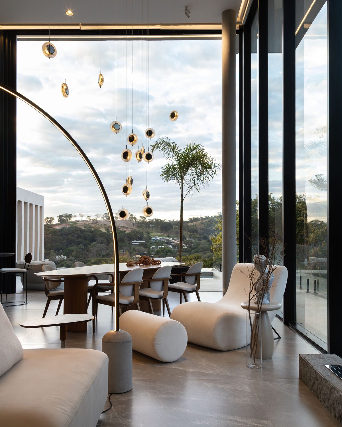 Residência projetada pela CasaTH ao entardecer
